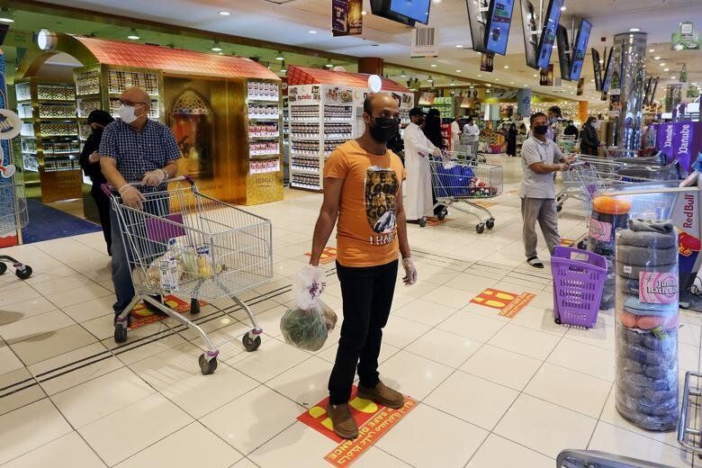 Ριάντ, Σαουδική Αραβία: Οι καταναλωτές στα σούπερ μάρκετ τηρούν ευλαβικά τις αποστάσεις ασφαλείας.