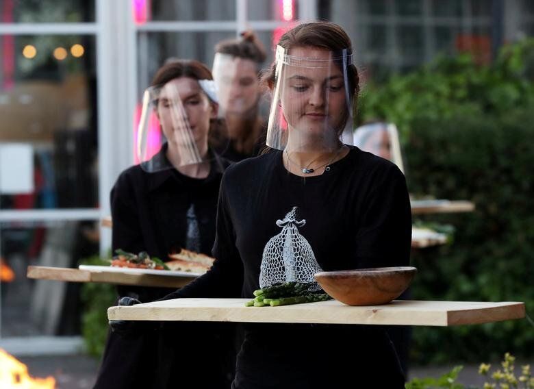 Αμστερντάμ, Ολλανδία: Οι σερβιτόροι στα εστιατόρια θα φορούν ασπίδες προσώπου στο εξής.