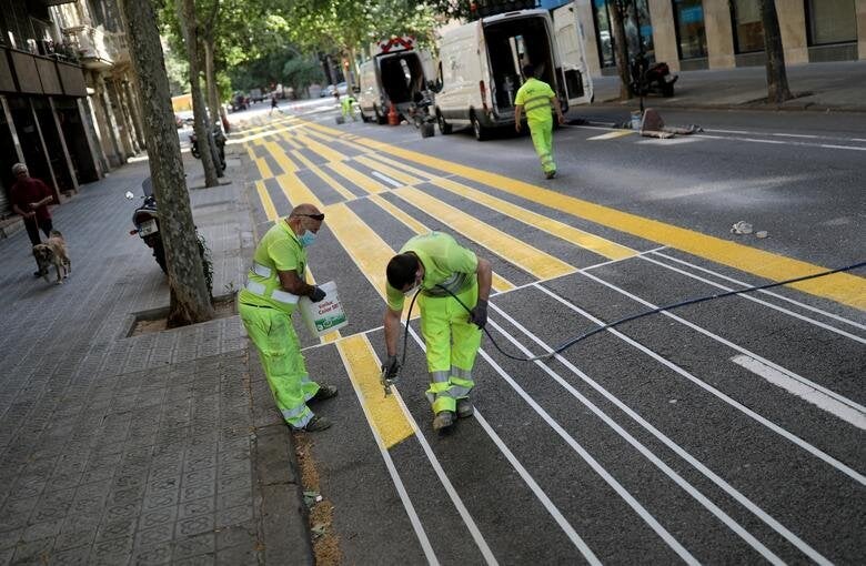 Βαρκελώνη, Ισπανία: Εργα επέκτασης των διαβάσεων για τους πεζούς, ώστε να μην υπάρχει συνωστισμός.