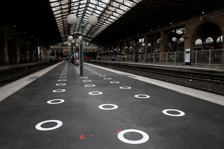 Παρίσι, Γαλλία: Σε αυτούς τους κύκλους καλούνται να περιμένουν το τρένο οι επιβάτες.