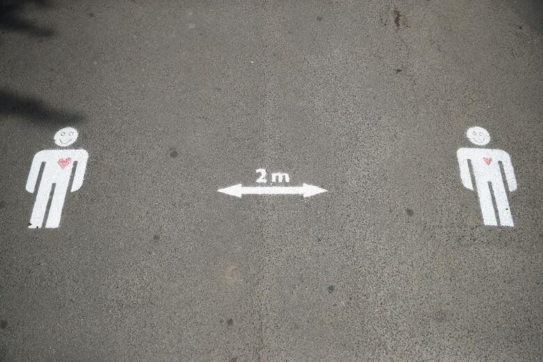 Λονδίνο, Βρετανία: «Διατηρείτε την απόταση των 2 μέτρων» υπενθυμίζει στους πεζούς η σήμανση στο πεζοδρόμιο.