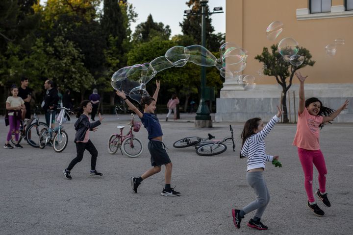 Μετά την καραντίνα - Παιδιά παίζουν στο Ζάππειο 5 Μαΐου 2020.(AP Photo/Petros Giannakouris)