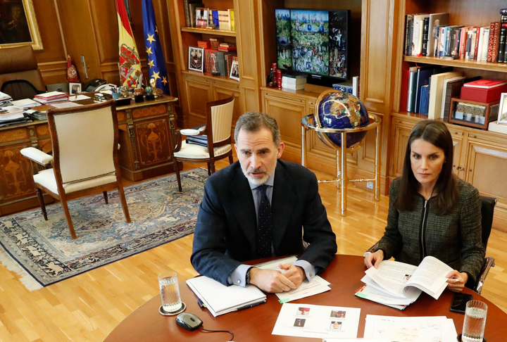 El rey Felipe VI y la reina Letizia, en una reunión telemática celebrada el 7 de mayo de 2020.