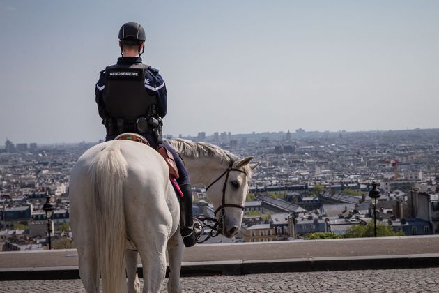 Un gendarme photographié à Montmartre déployé pour accompagner le dispositif...