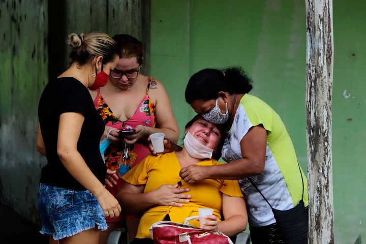 Συγγενείς 39χρονου θύματος κορονοϊόυ στη Βραζιλία. 