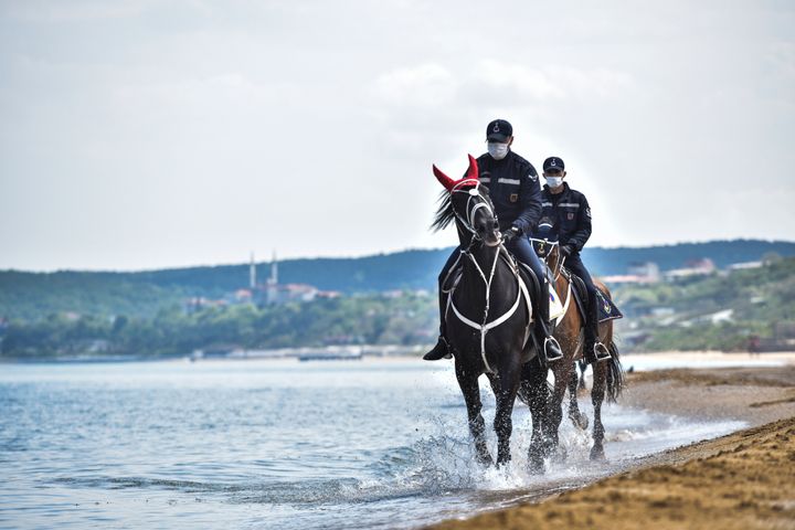 Περιπολία έφιππης μονάδας της αστυνομίας στις παραλίες του Σαριγιέρ κοντά στην Κωσνταντιντούπολη της Τουρκίας. 