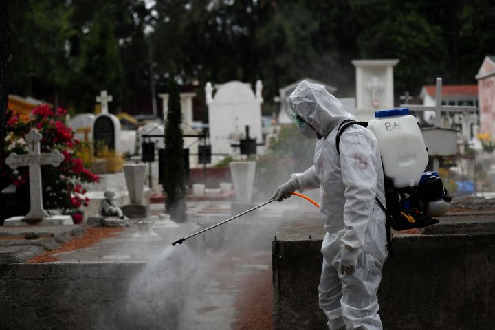 Απολύμανση σε τάφους σε νεκροταφείο στην Πόλη του Μεξικού, στο Μεξικό. 