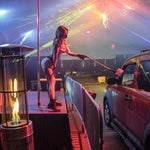 ストリップクラブも「ドライブスルー」に。新型コロナで、まさかの爆誕（画像あり）