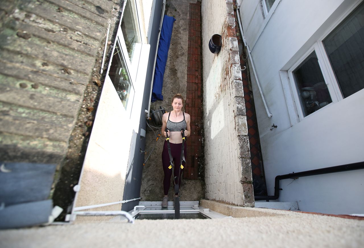 Η Βρετανίδα ιστιοπλόος, Εϊντιθ ΜακΙντάιρ, προπονείται κρεμασμένη από παράθυρο του σπιτιού της. REUTERS/Peter Cziborra.