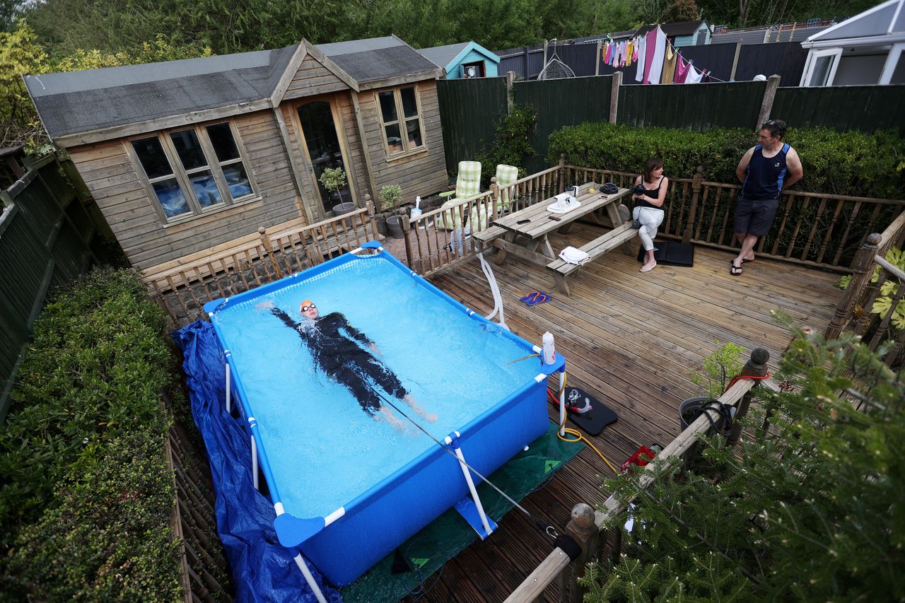 Ο τριαθλητής Λόϊντ Μπέμπινγκτον προπονείται σε μία πισίνα κύπου, στο σπίτι του, στο Νιούκαστλ της Βρετανίας. REUTERS/Carl Recine.