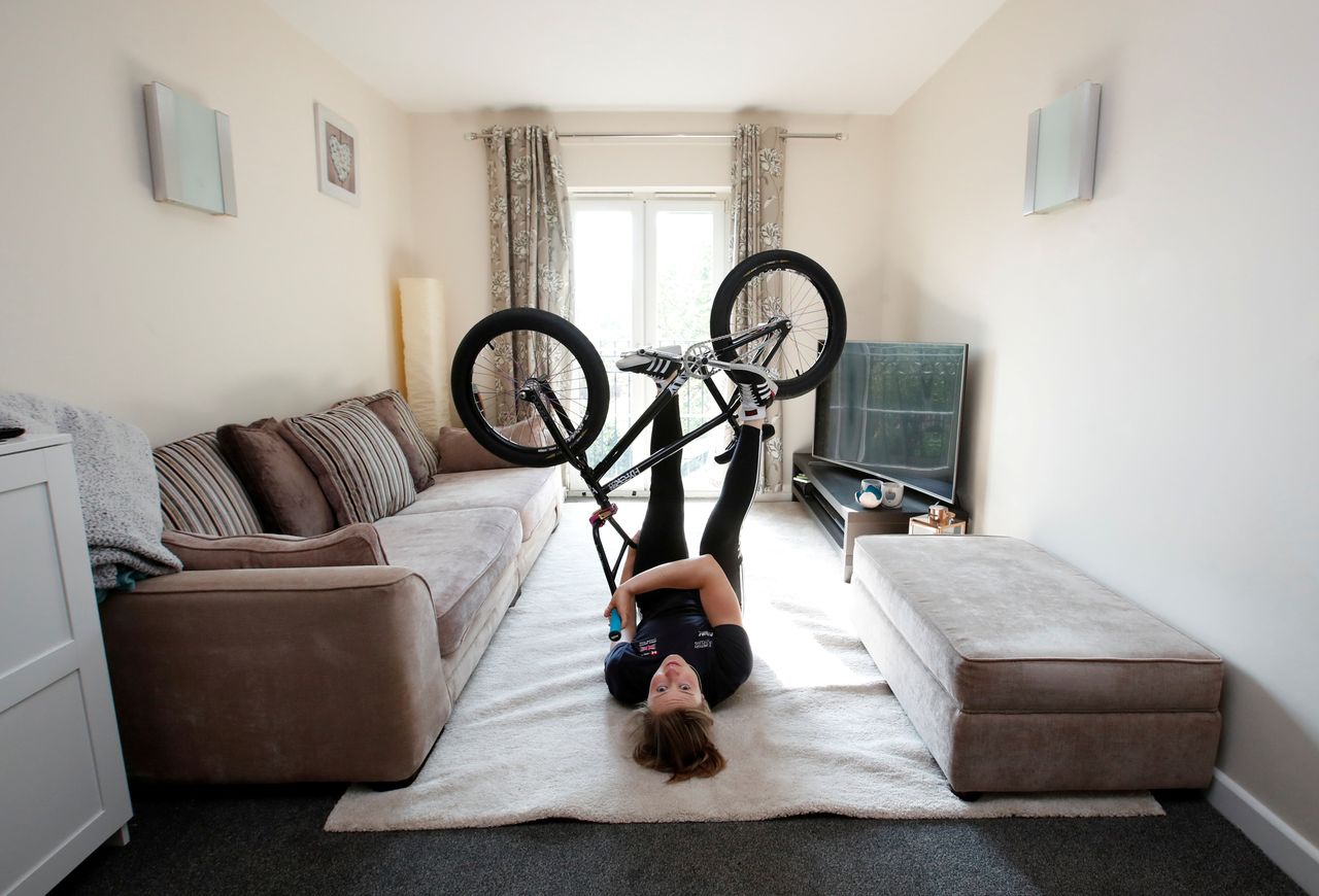 Η Βρετανίδα ποδηλάτης BMX rider, Σαρλότ Γουόρθινγκτον, προπονείται στο κρεβάτι της. REUTERS/Andrew Boyers.