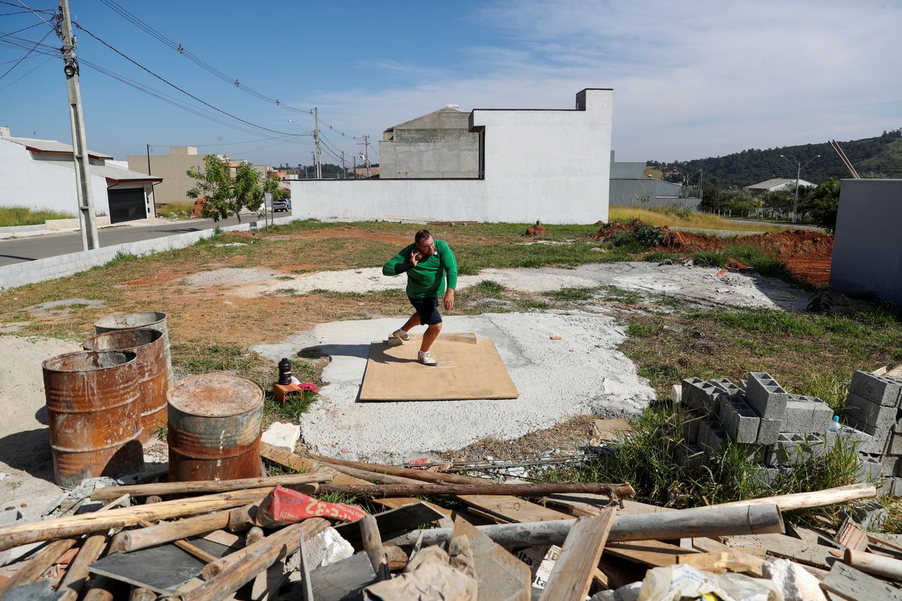 Ο Βραζιλιάνος πρωταθλητής σφαίρας, Ντάρλαν Ρομάνι, προπονείται σε ένα άδειο οικόπεδο δίπλα στο σπίτι του. REUTERS/Amanda Perobelli.
