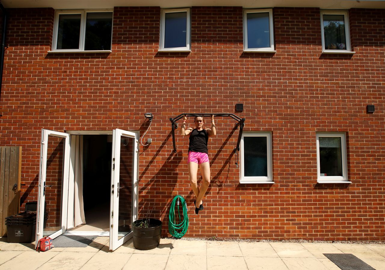 Η Βρετανίδα κωπηλάτης, Μάλορι Φράνκλιν, προπονείται στον τοίχο του σπιτιού της. REUTERS/Matthew Childs.