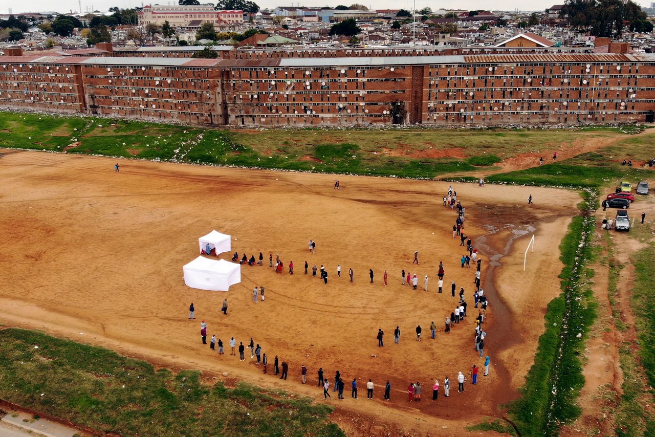 Κάτοικοι της Αλαξάντρα, στο Γιοχάνεσμπουργκ της Νοτίου Αφρικής στη σειρά για να υποβληθούν σε τεστ για τον κορονοϊό (29 Απριλίου)