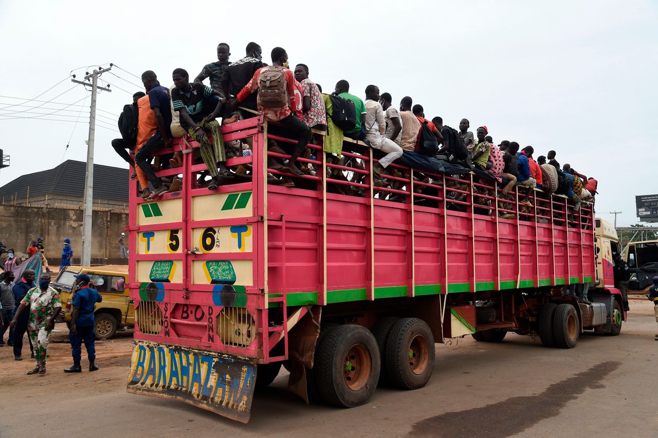 Οι αρχές σταμάτησαν φορτηγό γεμάτο βοσκούς πριν φτάσει στο Λάγος της Νιγηρίας. Είχαν ξεκινήσει από την Πολιτεία Κάνο, μεγάλο επίκεντρο της επιδημίας στη χώρα (4 Μαϊου)