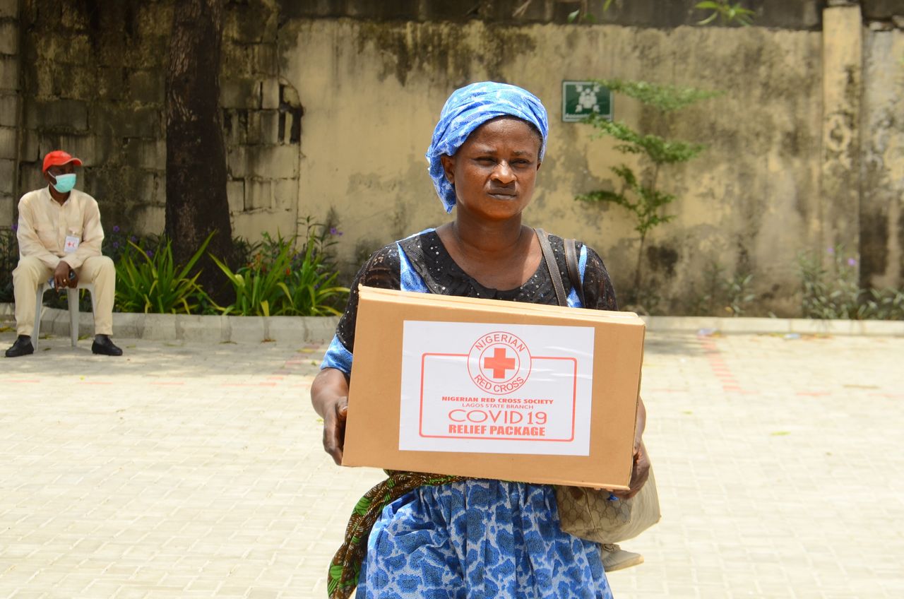 Γυναίκα στη Νιγηρία με ένα δέμα με τρόφιμα και είδη πρώτης ανάγκης από τον Ερυθρό Σταυρό (25 Απριλίου)