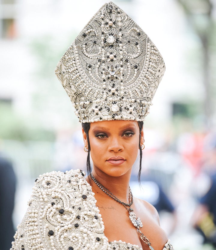 Rihanna portant une création de Stephen Jones Millinery, le premier invité des rencontres virtuelles du FMD.