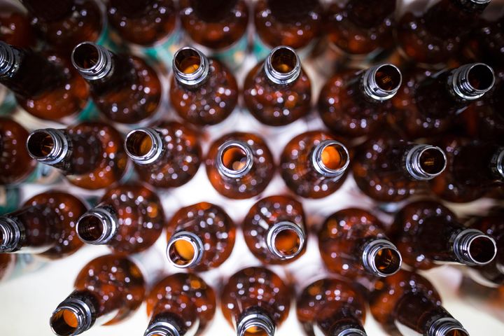 La Fédération du commerce avertit que les brasseurs manqueront bientôt de bouteilles pour embouteiller leurs produits si les détaillants continuent de refuser les contenants consignés.