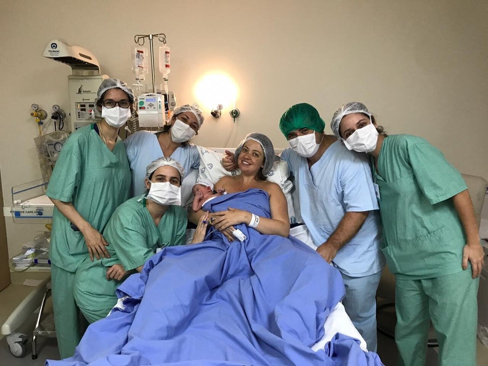 No momento do parto, Debora escolheu ficar sem a máscara de proteção.