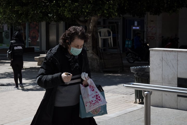 Αρση καραντίνας, γυναίκα με μάσκα στην Αθήνα.