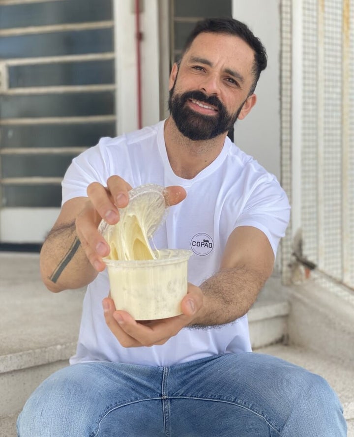 Alex Bezerra, dono do Copão, mostra o levain, fermento natural para sua fabricação de pães artesanais.