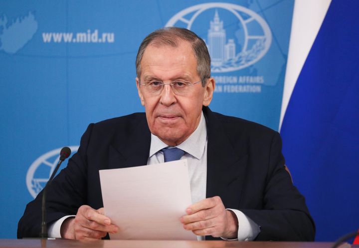 «Είμαστε ιδιαίτερα αγανακτισμένοι από τις προσπάθειες διαστρέβλωσης των αποτελεσμάτων (…) της αποφασιστικής συμβολής της χώρας μας», ανέφερε σε ανακοίνωση που εξέδωσε το ρωσικό υπουργείο Εξωτερικών.