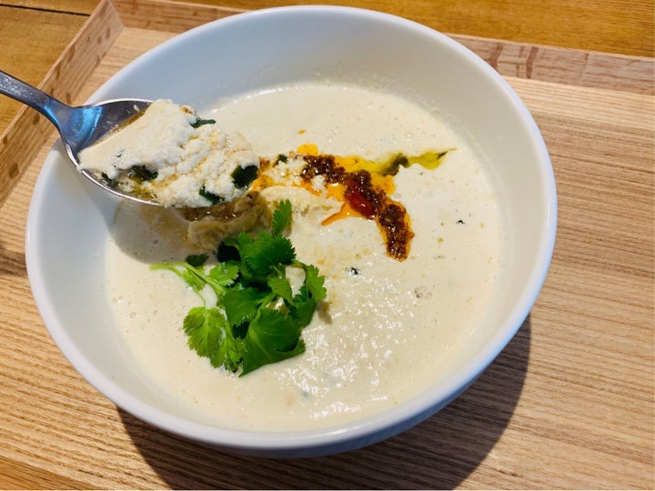 スプーンですくって食べてみると、ふるふるした豆乳と少し入った具の食感が楽しい鹹豆漿(しぇんとうじゃん)