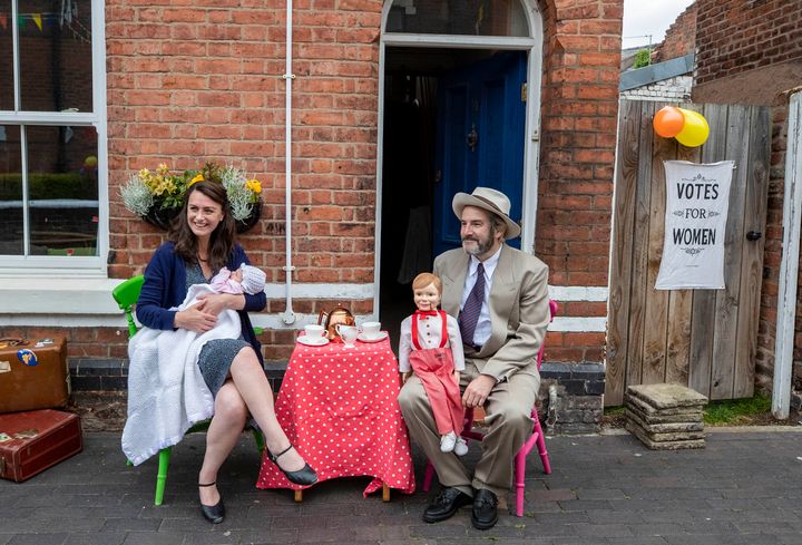 Βρετανοί στο Τσέστερ γιορτάζουν τη λήξη του Β' Π.Π. με tea party στο δρόμο. 