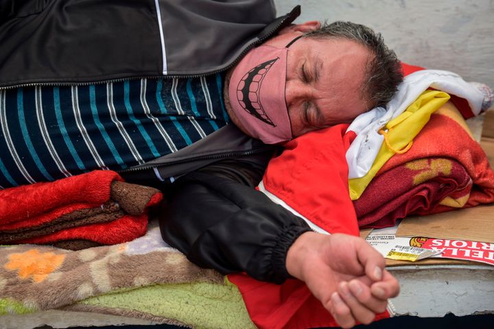 Συγγενείς ασθενούς με κορονοϊό κοιμάται στην άσφαλτο, έξω από νοσοκομείο της Πόλης του Μεξικού, περιμένοντας να μάθει νέα από τους νοσηλευτικό προσωπικό. 