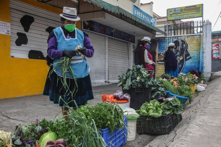 Πουλώντας τρόφιμα στο δρόμο ακόμη και κατά τη διάρκεια του lockdown στον Ισημερινό. Για κάποιους δεν υπάρχει άλλη επιλογή. 