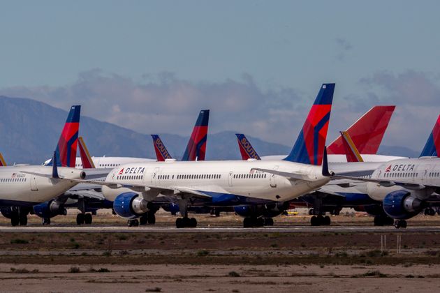 여객 수요 급감으로 미국 남부 캘리포니아 물류공항에 하염없이 '주차'되어 있는 델타 항공 여객기들의
