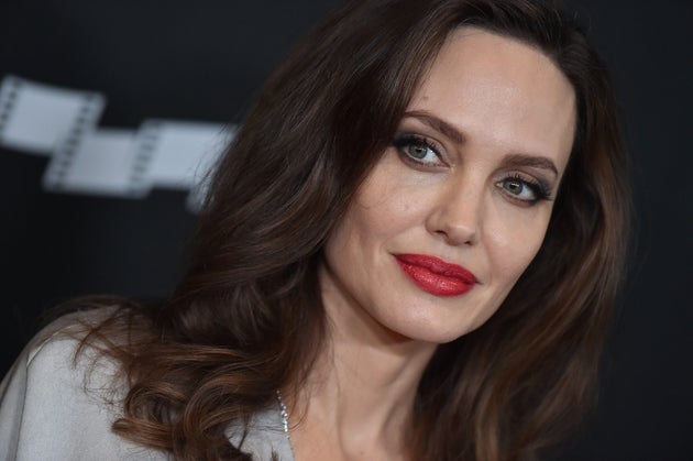 Angelina Jolie La Morte Di Mia Madre Mi Ha Cambiata E Come Se Mi Avessero Strappato Una Coperta Calda L Huffpost