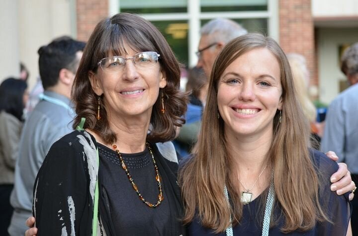 Mary, con su hija Laura, en su graduación en la Universidad Estatal de Colorado, en 2015.