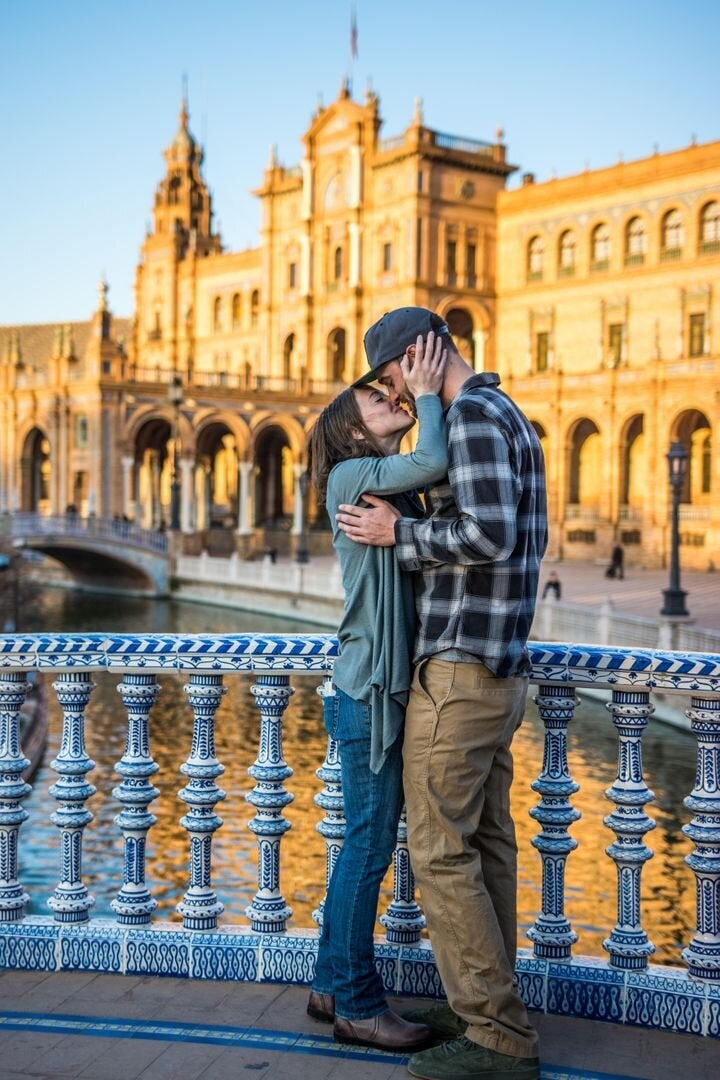 Laura con su pareja, Brett Littleton, en la Plaza de España de Sevilla, el día que se prometieron (24 de diciembre de 2017).