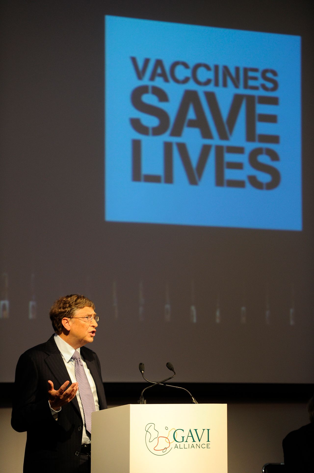 Gates s'adressant à Gavi Alliance, un partenariat public-privé visant à accroître la vaccination dans les pays les plus pauvres du monde.