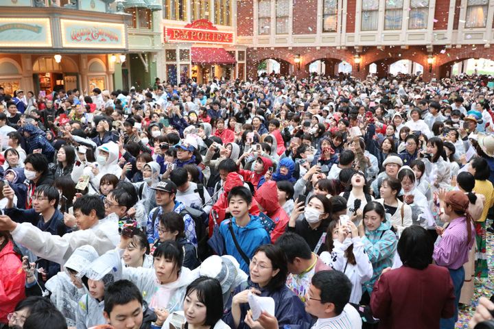 東京ディズニーランド開園35周年を迎え、入場する来園者ら。記念の日ではあるため、ここまでの混雑は極めてまれではあるが、場合によっては“三密空間”になる