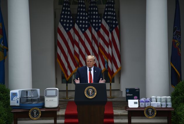 도널드 트럼프 미국 대통령이 백악관 로즈가든에서 열린 코로나19 브리핑에서 발언하고 있다. 2020년