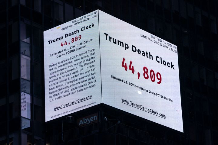 Το ρολόι των θανάτων εξαιτίας του Τραμπ, στην Times Square, της Νέας Υόρκης. 