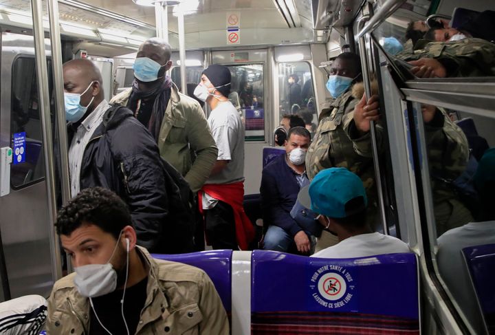 Πώς να τηρήσεις αποστάσεις και να προστατευθείς σε ΜΜΜ. Βαγόνι του μετρό στο Παρίσι. 