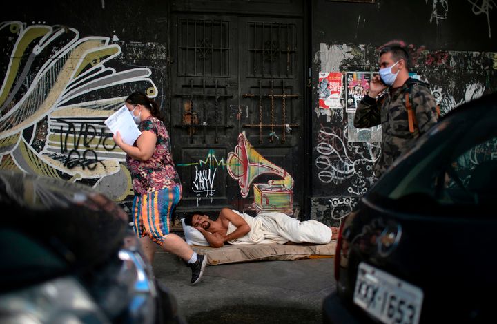 Άστεγος στο Ρίο ντε Τζενέιρο της Βραζιλίας που περνά τη φάση κορύφωσης της επιδημίας. 