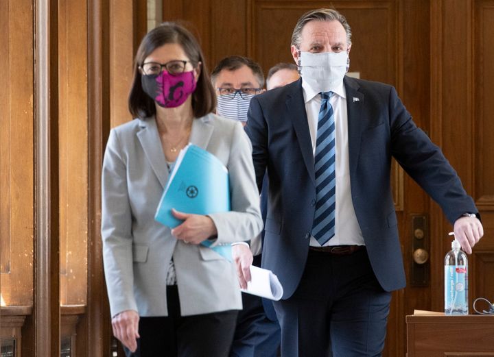 François Legault (droite) a indiqué que les masques artisanaux en tissu suffisent pour éviter de propager la COVID-19.