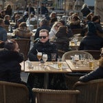 Πώς η Σουηδία κρατάει ανοικτά τα μπαρ και τα εστιατόριά της εν μέσω