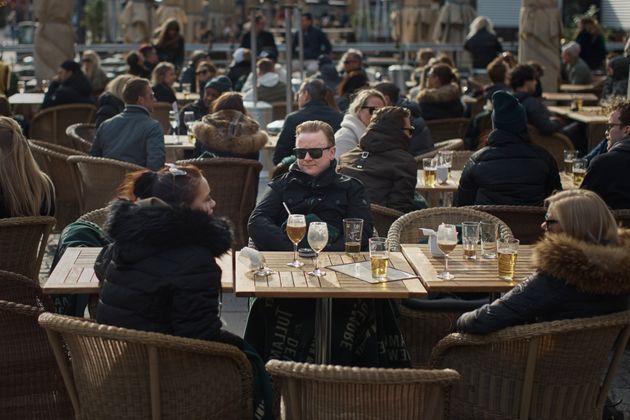 Πώς η Σουηδία κρατάει ανοικτά τα μπαρ και τα εστιατόριά της εν μέσω