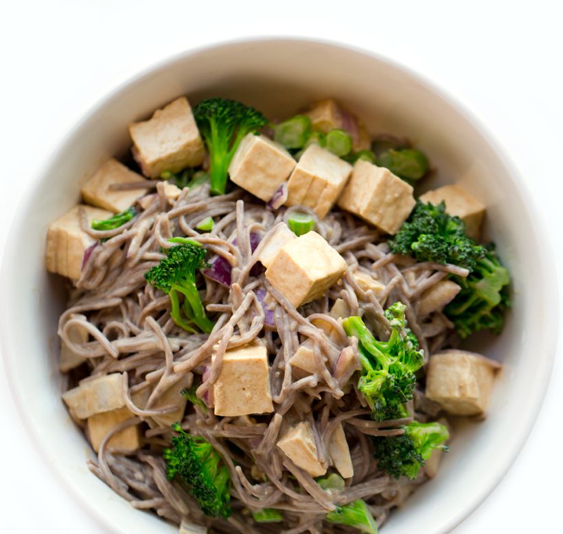 Get the Easy 3-Step Peanut Soba Noodle Bowl with Tofu and Broccoli recipe from Healthy Happy Life.﻿