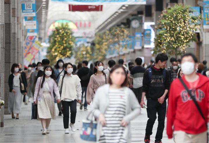 休業要請が解除されて初めての週末を迎え、にぎわいが戻ったアーケード街＝９日