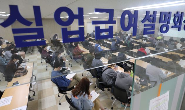 On the morning of the 12th, at the Seoul Regional Employment and Labor Office Seoul Job and Welfare Plus Center, Jung-gu, job applicants attended a briefing on unemployment benefits and heard explanations.