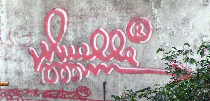 Firma de Juan Carlos Argüello, 'Muelle', en la calle de la Montera de Madrid.