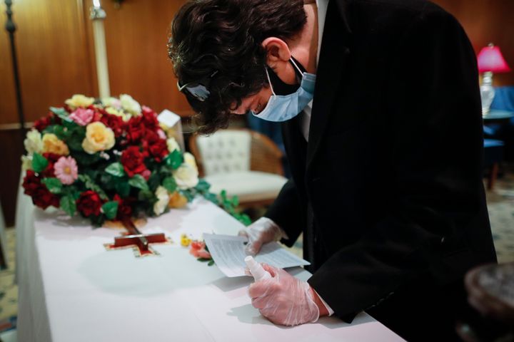 Ο Λεονάρντο Καμπάνα θρηνεί πάνω από το φέρετρο του πατέρα του που πέθανε από κορονοϊό (Νέα Υόρκη, ΗΠΑ)
