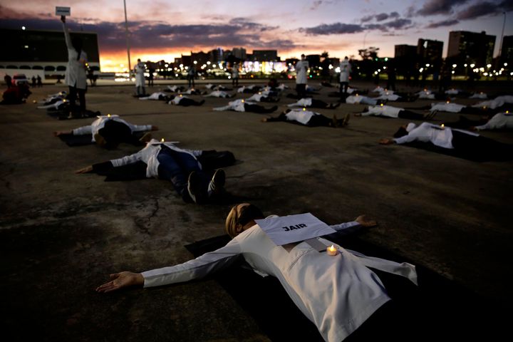 Νοσοκόμες και νοσοκόμοι κατά τη διάρκεια διαμαρτυρίας για συναδέλφους- θύματα του κορονοϊού (Μπραζίλια, Βραζιλία)