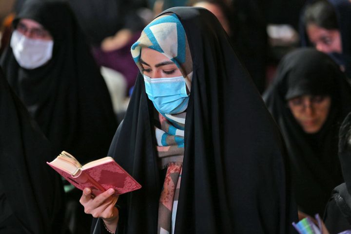 Ιρανή στην Τεχεράνη προσεύχεται κατά την πιο ιερή νύχτα του Ραμαζανιύ την Λαϊλάτ αλ Γκάντρ (η Νύχτα του Πεπρωμένου)